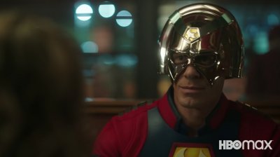 Todo el equipo se burla de Peacemaker en este clip de la serie