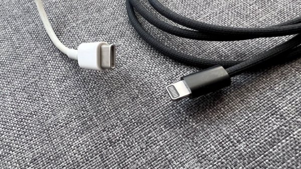 El cargador universal USB-C ya es oficial en la UE: Apple tiene