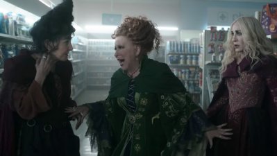 Las hermanas Sanderson vuelven a volar en "Hocus Pocus 2"
