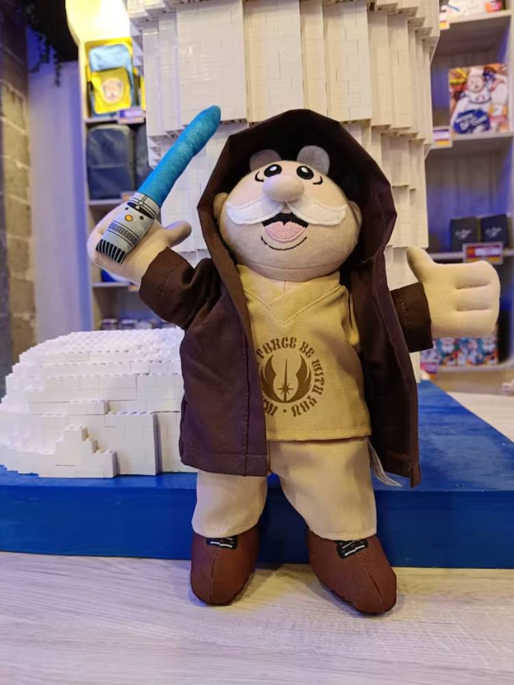 Así es el peluche Jedi oficial del Dr. Simi. (Foto: SDP Noticias)