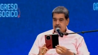 Maduro se pasó a los plegables: "Con este me comunico por satélite"