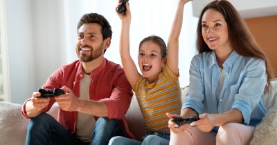 Según un estudio, jugar videojuegos o ver televisión reduce el estrés familiar