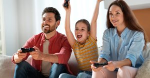 Según un estudio, jugar videojuegos o ver televisión reduce el estrés familiar