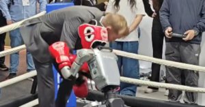 Robot chino con IA golpea a periodista por error en MWC 2026