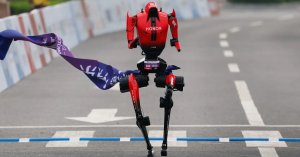 HONOR sorprende: su robot gana la media maratón y supera a humanos